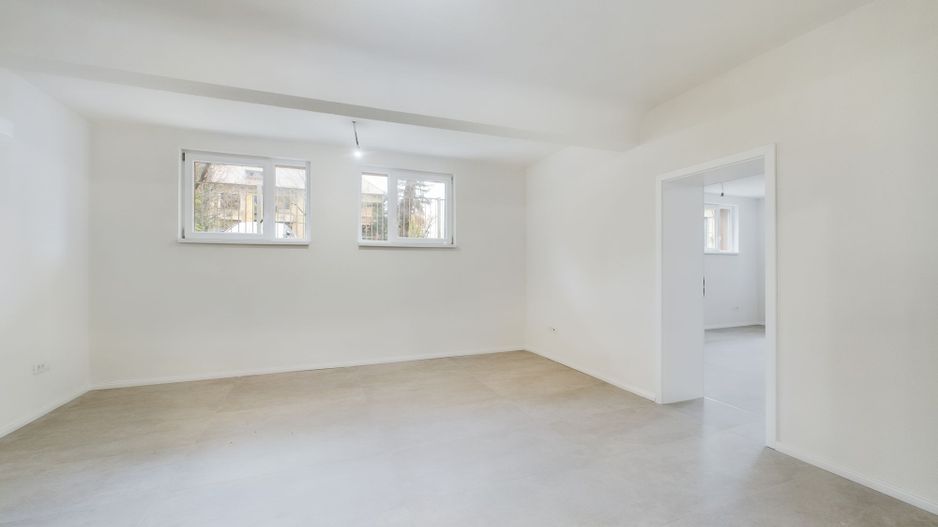Apartament central 4 camere, foarte generos - Poză 2