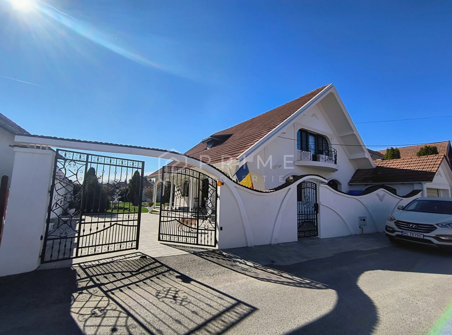 Casa perfectă pentru familie – curte, foișor cu grătar și garaj triplu - Poză 2