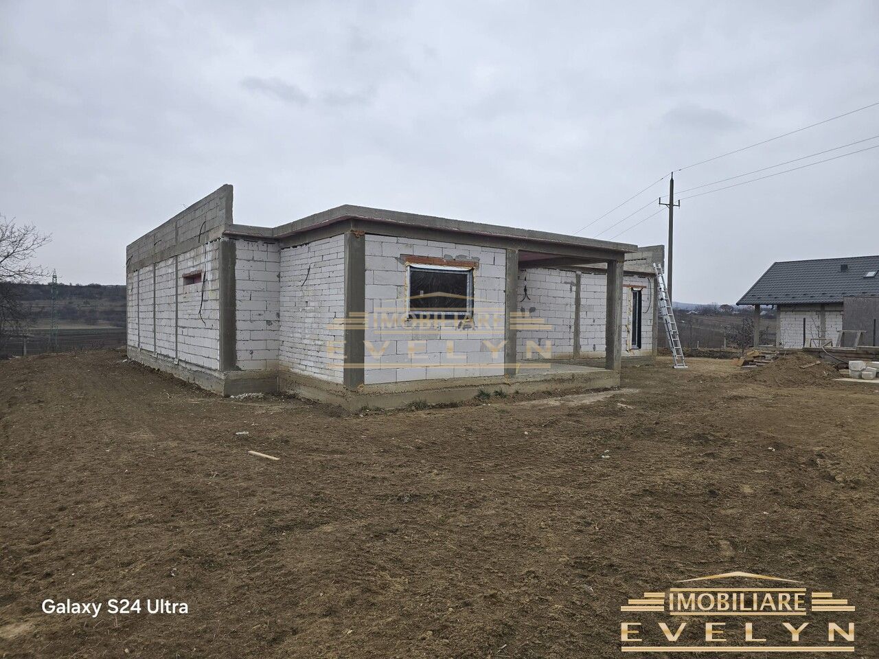 Casa la rosu de vanzare situata in Manolesti , pret 100.000 euro neg ! - Poză 4