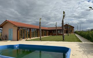 Vila de vanzare in APA-NORD  cu 2 Piscine/Zona de Relaxare/Acces lac - Poză 1