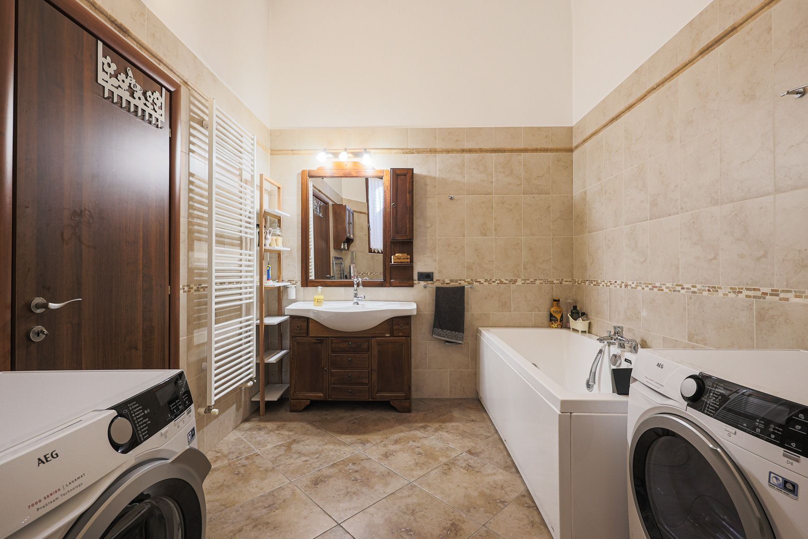 Apartament ultracentral cu 3 camere, 2 băi și curte privată - Poză 9