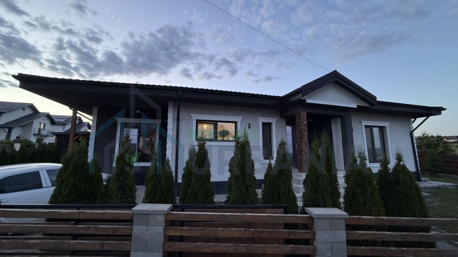 Casă de vânzare, 5 camere, mansardă, mobilată și utilată, Miroslava - Poză 1