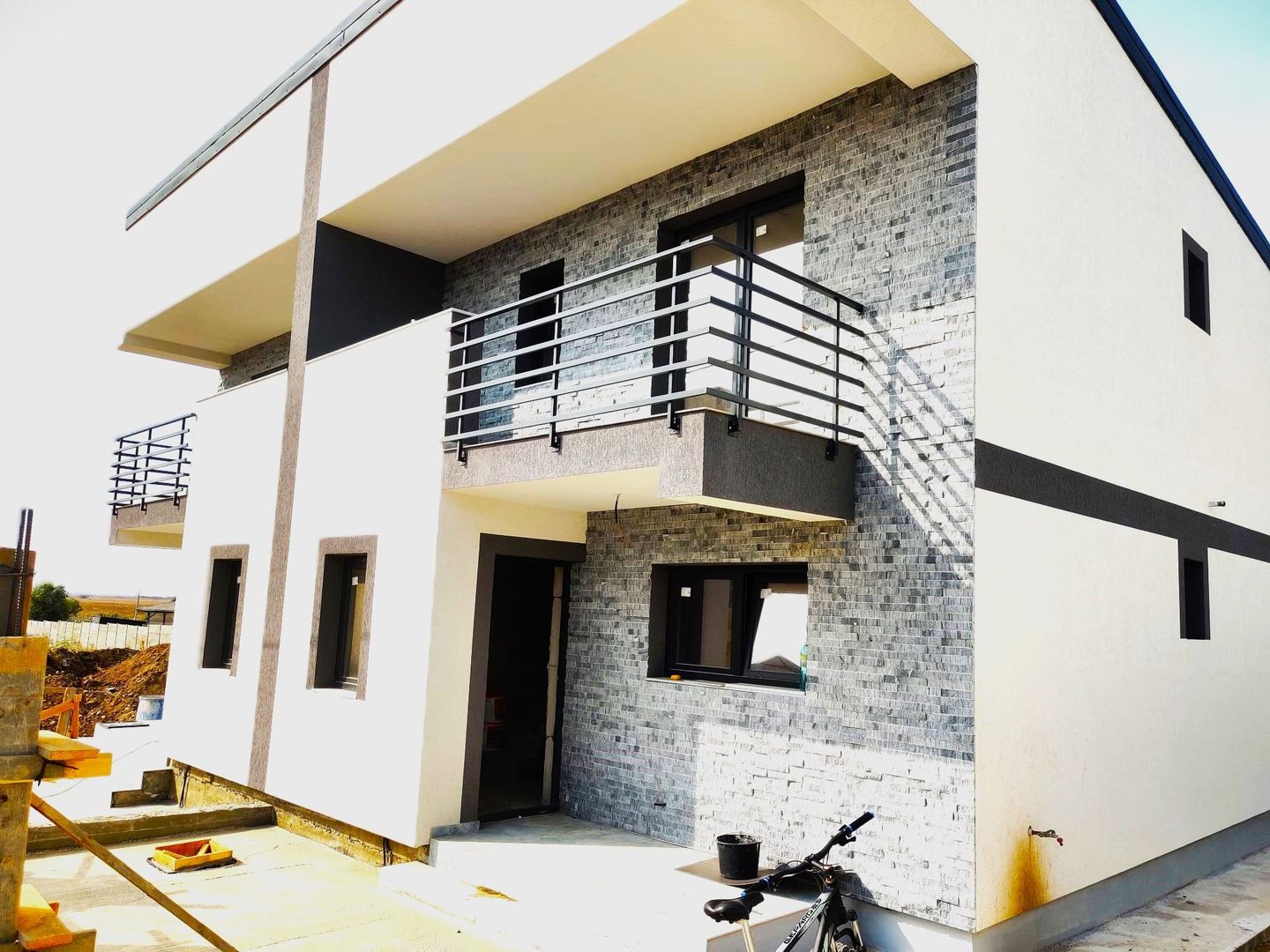 Confort, stil și liniște – vilă duplex modernă în Berceni - Poză 1