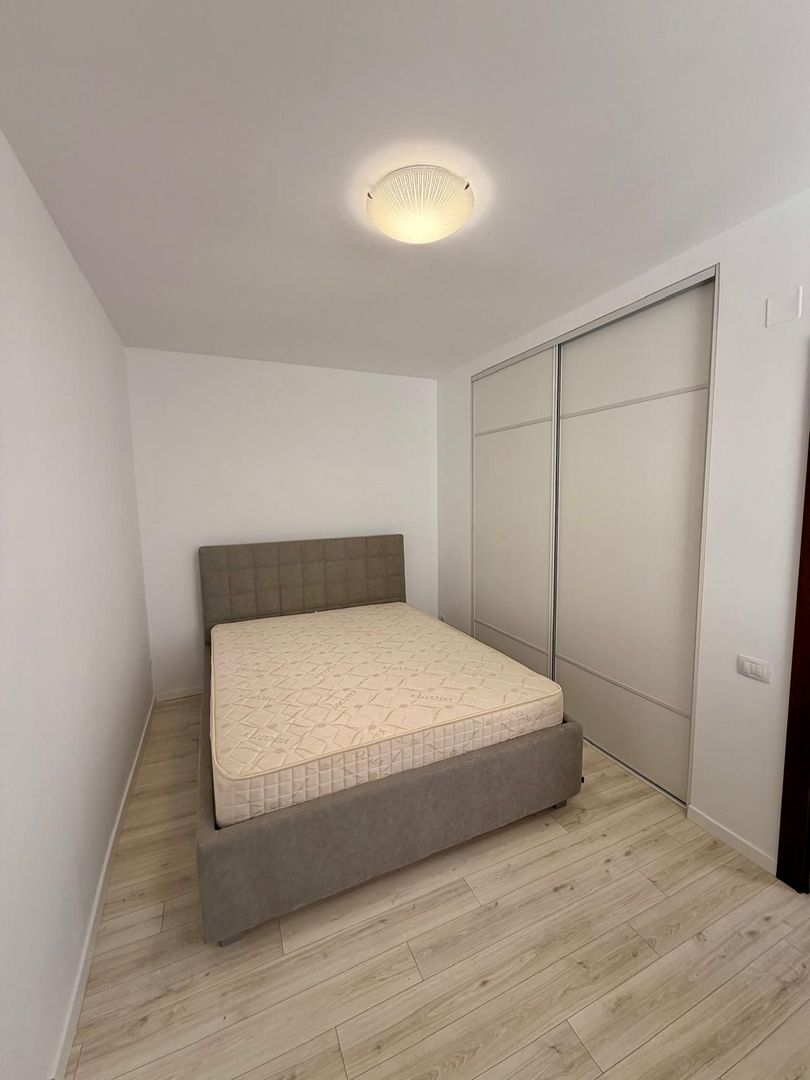 Apartament CENTRAL, living open space, dormitor, zona 7 strazi - Poză 3