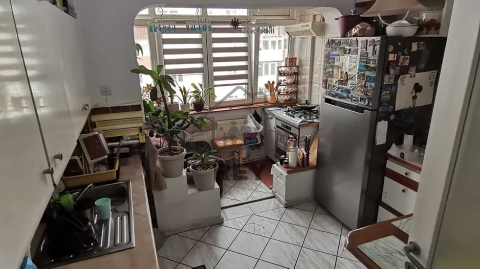 Apartament 3 camere de vânzare zona V. Aron - Poză 1