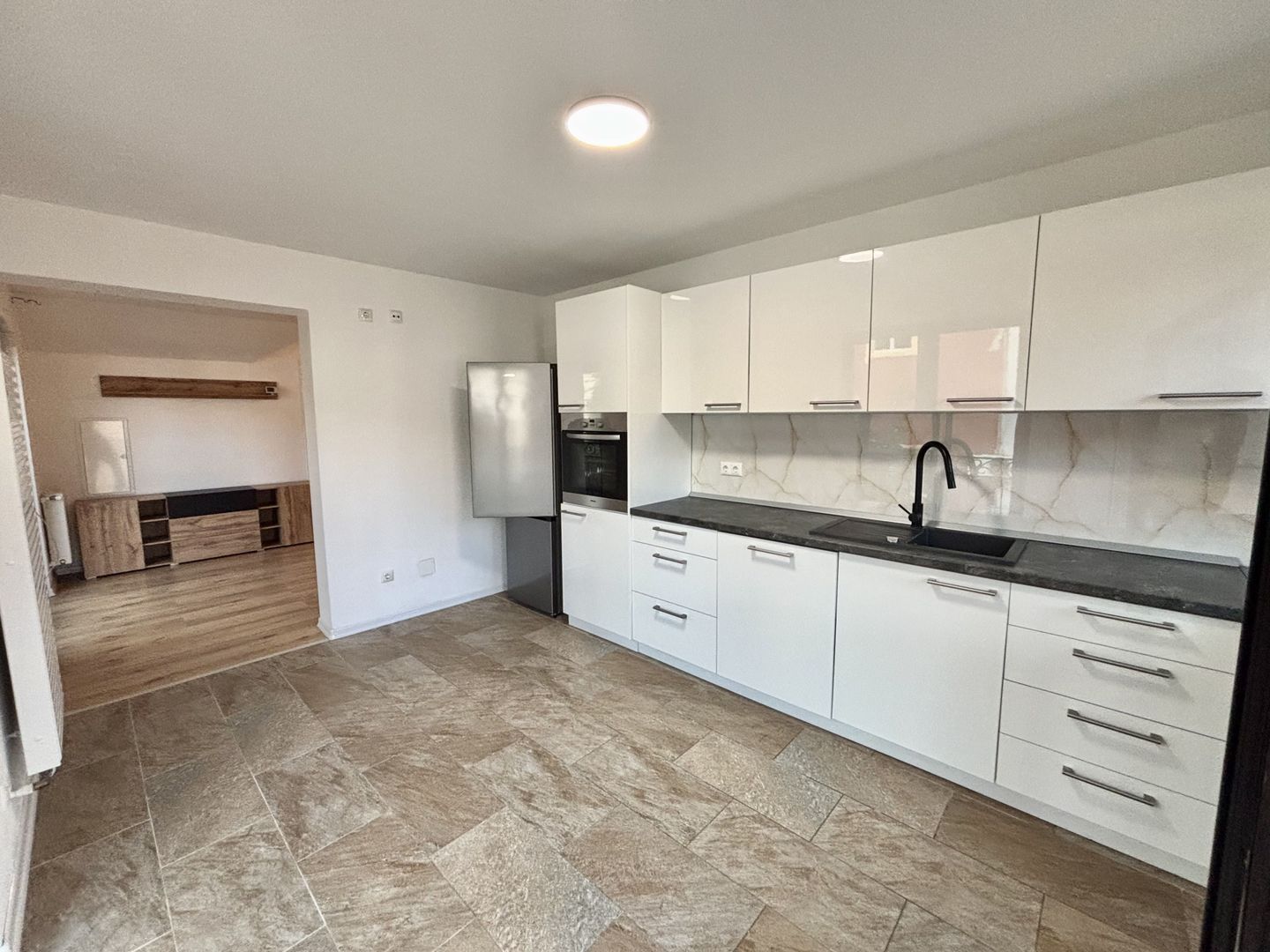 Apartament 3 Camere Spațios, Mobilat,  Curte și Balcon [ Zona Centrala ] - Poză 1