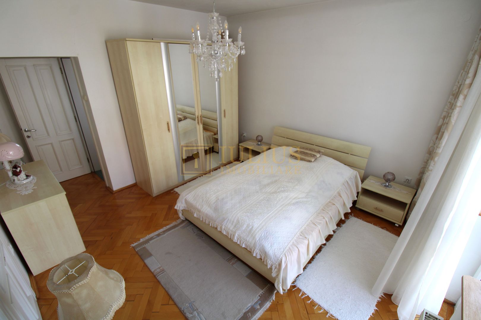 3 dormitoare, 3 bai, living spatios, 2 terase si curte. - Poză 21