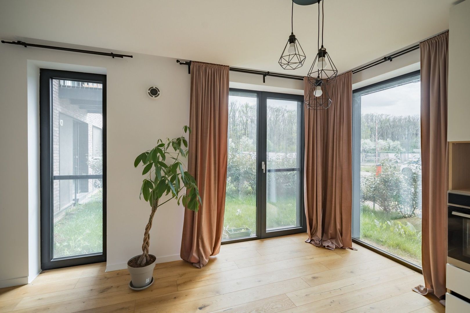 Apartament de 2 camere cu gradina RENT to BUY - Poză 4