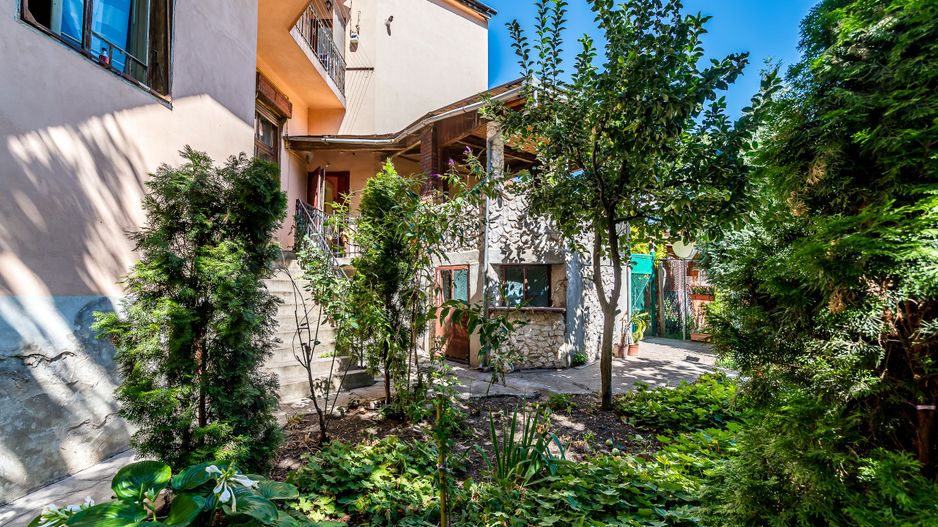 Apartament cu 4 camere si terasa si curte proprie, langa primarie - Poză 2