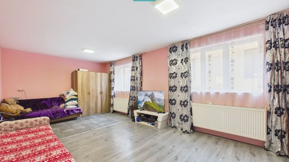 Casă P+E cu două apartamente, zona Drăgășani - Poză 4