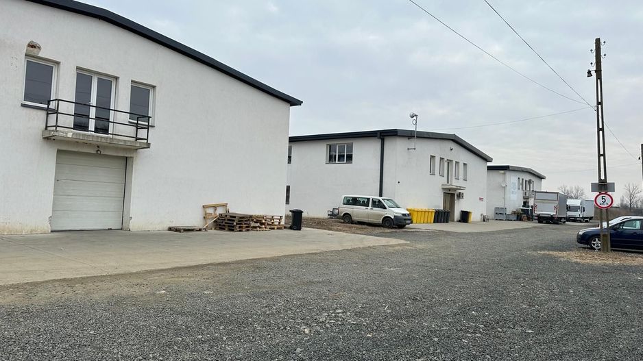 DE ÎNCHIRIAT: Hală industriala 1.000 mp Arad – etaj, acces auto și TIR - Poză 1