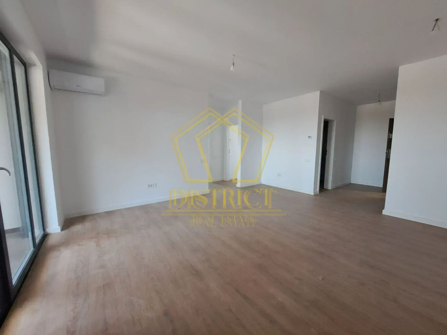 COM 0% Apartamente cu 3 camere finisate | Terasa 9.4 mp | Torontalului - Poză 1