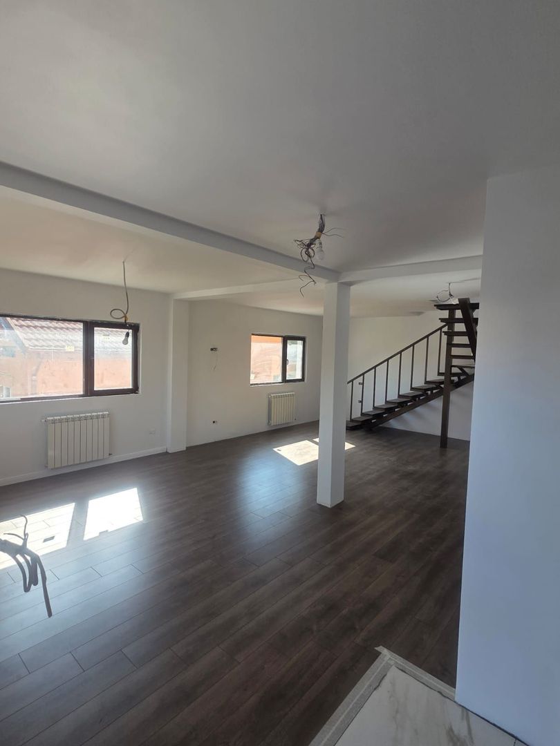 Vila Modernă și Complet Renovată în Otopeni – Oferă Confort și Accesibilitate - Poză 12