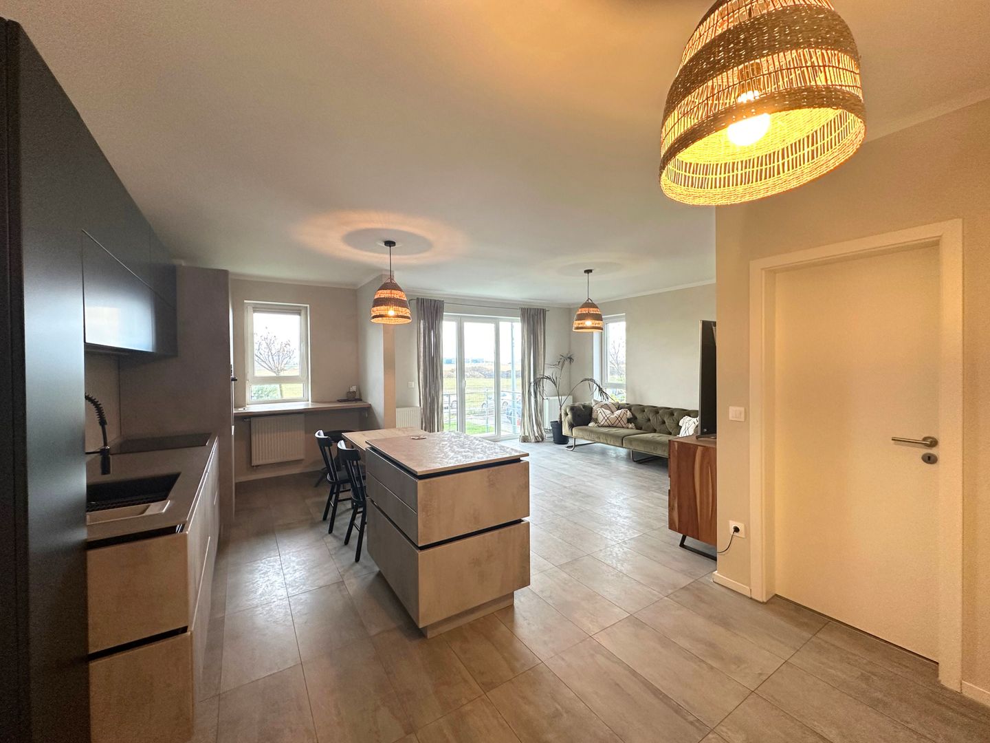 Apartament 2,5 camere chic cu grădină balcon vitrat și mobilier premium - Poză 1