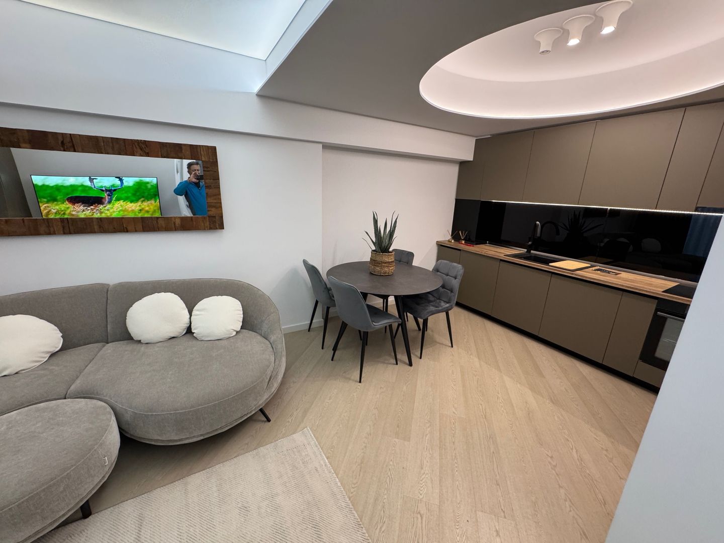 Închiriere ap. 3 camere Lux în Complex Cortina North - Poză 2