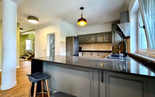Casa spațioasă, cu teren generos, zona liniștită - in Braytim - Poză 3