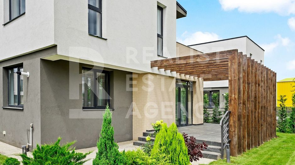 Vilă de lux situată într-un cadru natural deosebit - Poză 1