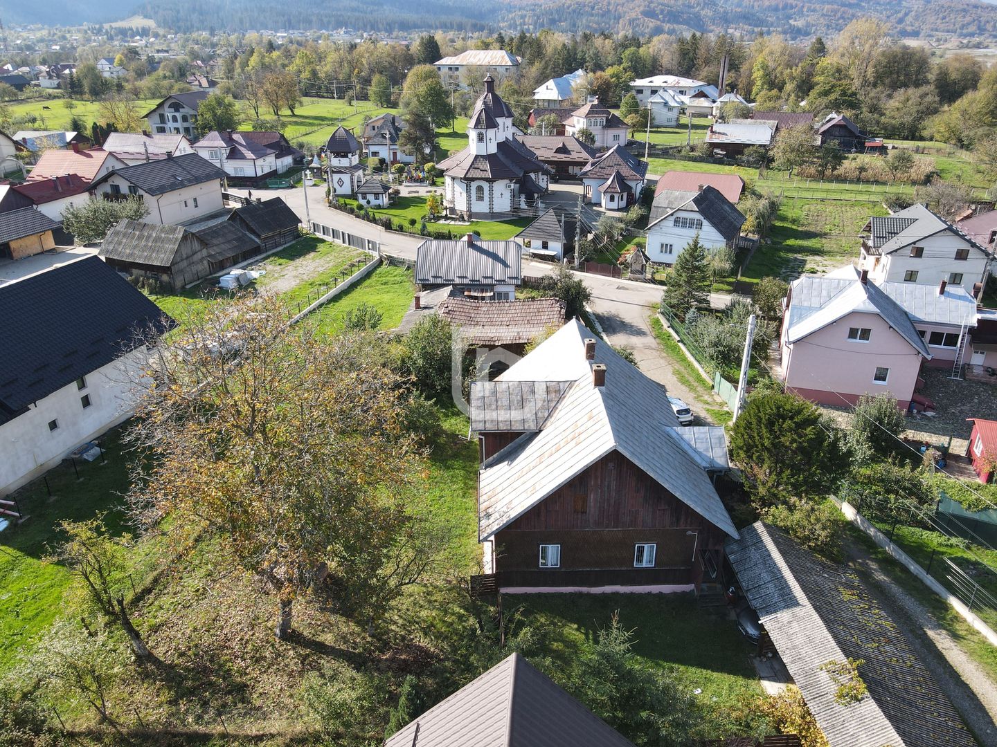 Casa traditional bucovineana la poalele muntilor Bucovinei - Poză 12