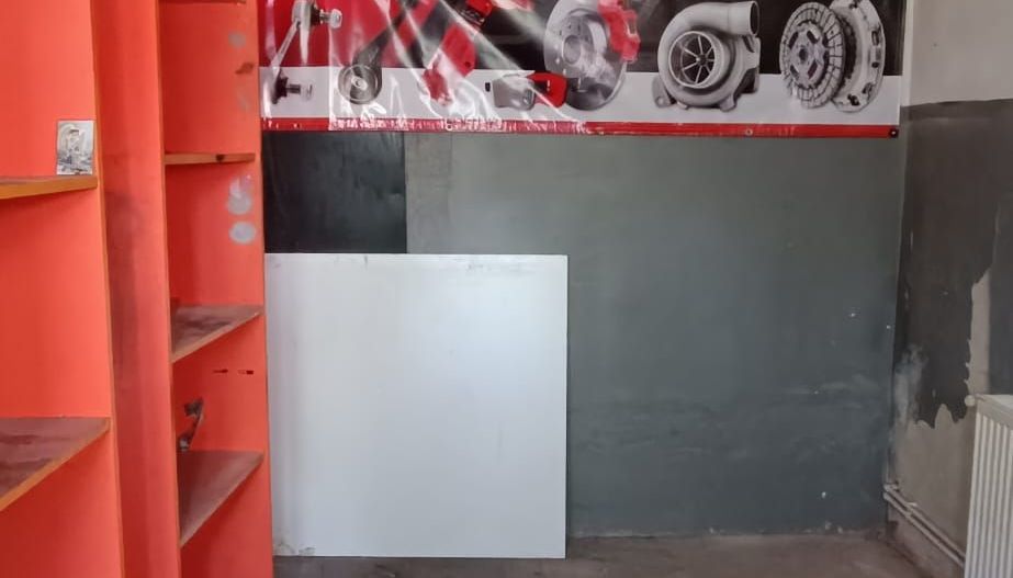 Proprietate cu 2 hale si casa la inchiriat,teren 1350mp - Poză 5