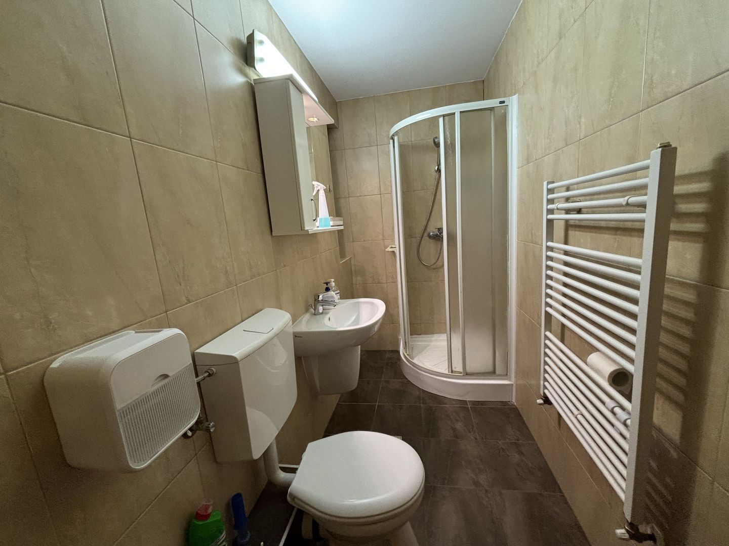 Vila spatioasa ideala pentru diferite activitati sau ptr.locuit -NEMOBILATA - Poză 24