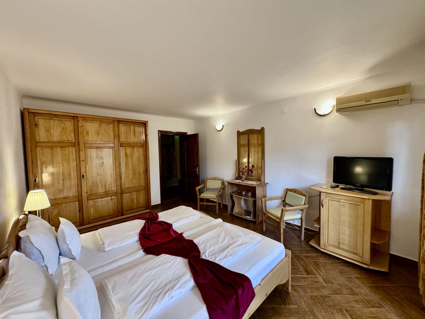 Hotel 20 camere Delta Dunarii 100 m deschidere teren 12000 mp acces auto - Poză 9