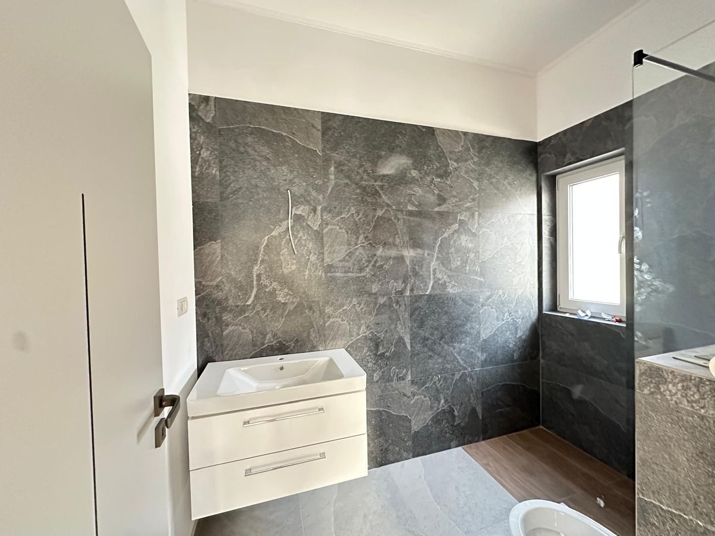 Bloc finalizat. Bucatarie inchisa. Loc parcare. - Poză 5