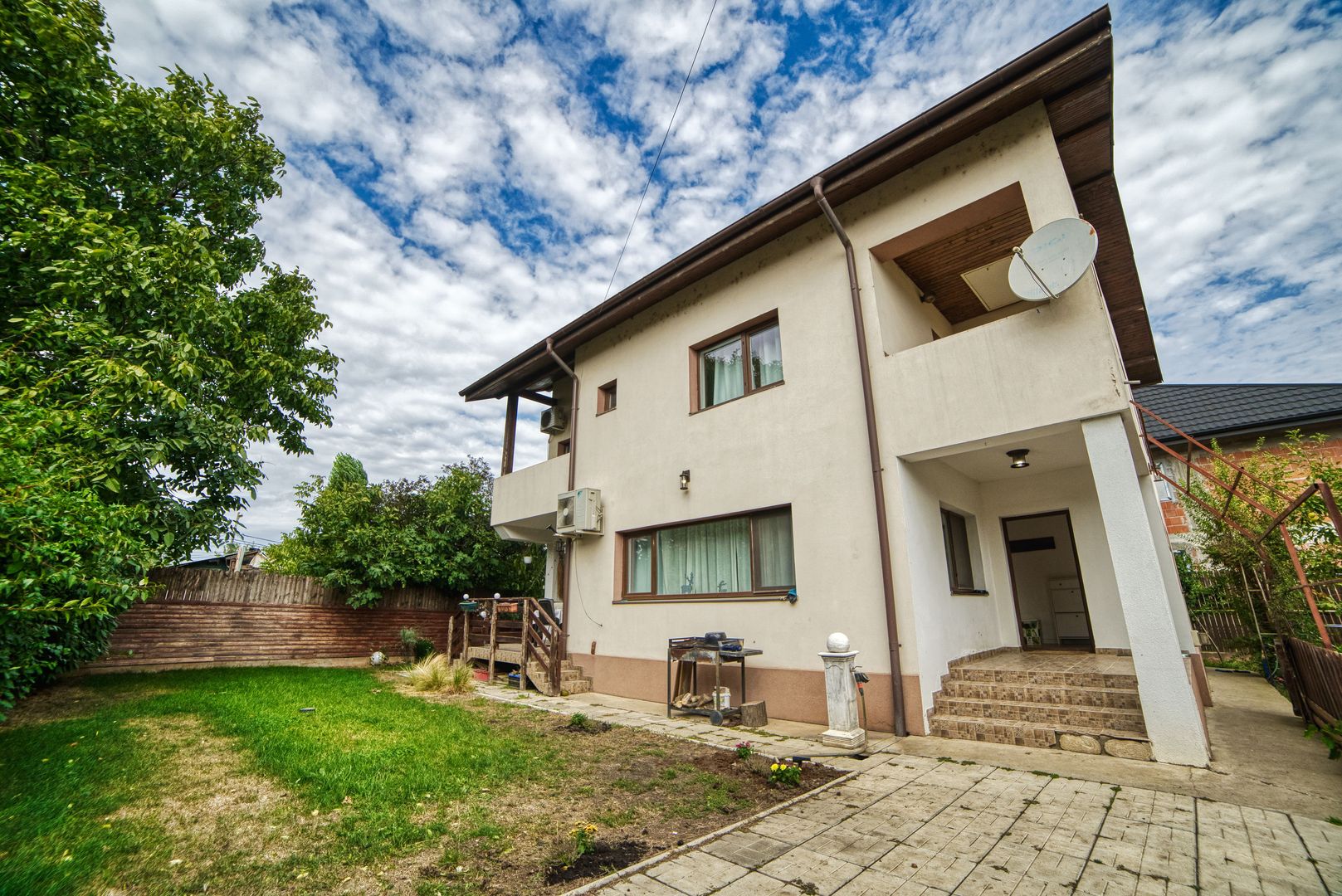 Casa complet mobilata 5 camere 3 bai curte generoasa - Poză 3