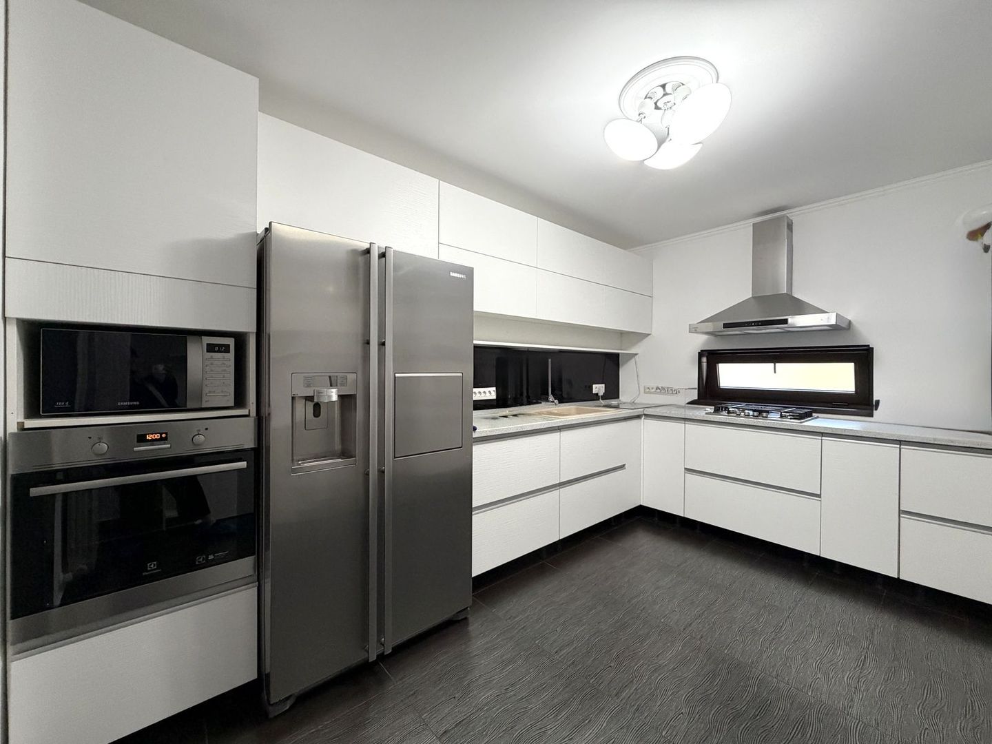 UNIC Apartament 4 camere cu curte proprie de 70 mp și parcare | Aviației - Poză 2