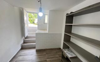 Apartament  deosebit amenajat LUX  boxa curte acces auto CENTRAL - Poză 3