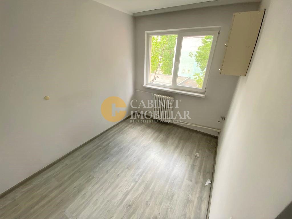 Apartament cu 3 camere decomandat,etaj 3,  zona Alexandru cel Bun - Poză 3