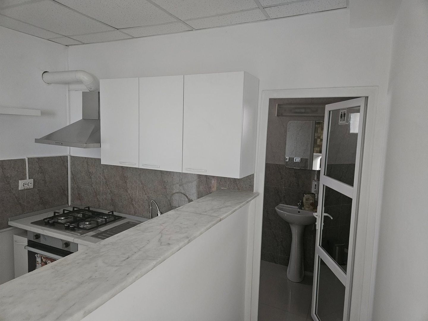 Spre Chirie - apartament 3 camere , etaj 1 in Vila - Poză 2