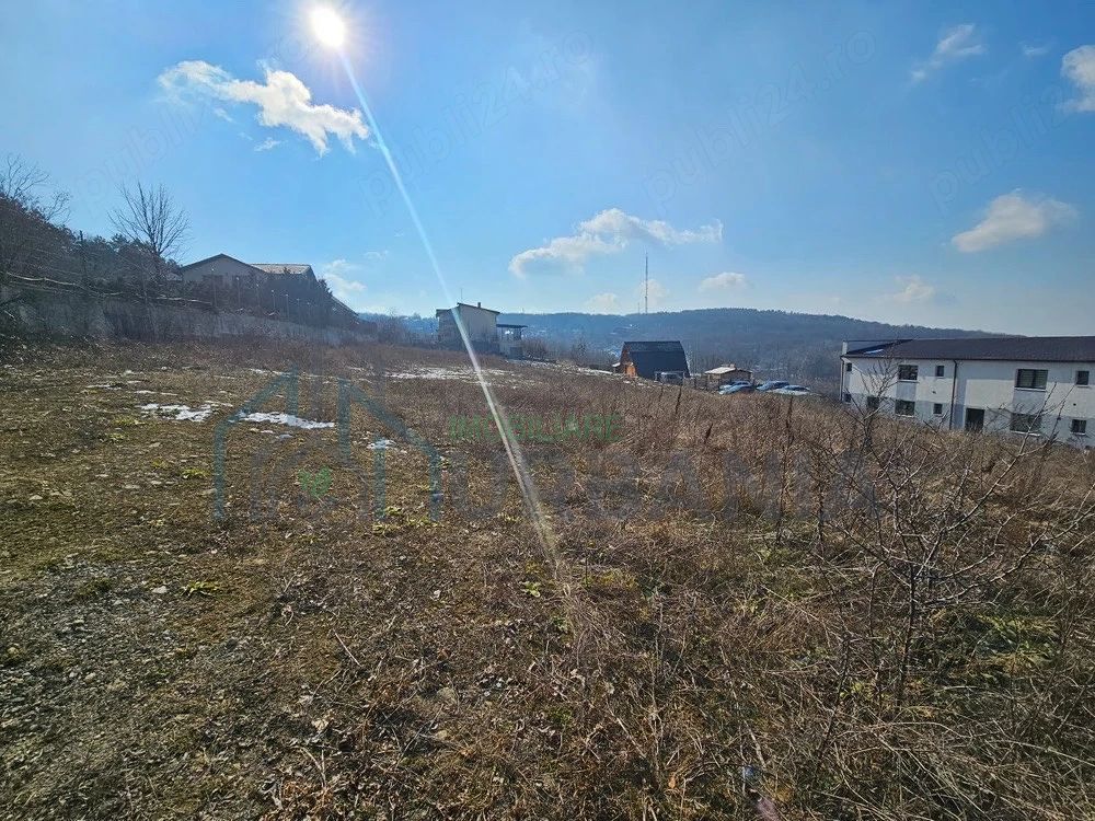 Teren intravilan de 3000 mp în Bucium, Iași, cu deschidere de 40 m și panoramă deosebită, lângă pădurea de pini - Poză 1