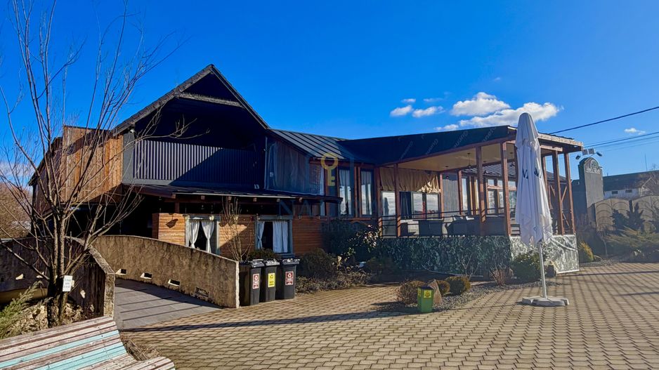 Proprietate unică de vânzare – piscină, restaurant, terasă - Poză 2