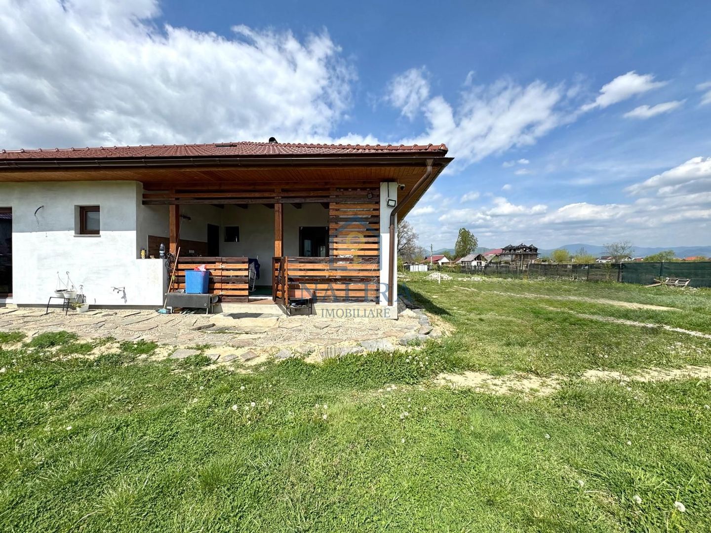 Casa de vanzare cu 14 Ari teren - Lapusel - Poză 18