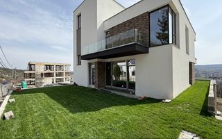 Casă generoasă cu panoramă și 256 mp terasă circulabilă - Poză 1