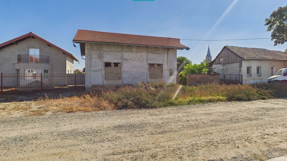 Casă la roșu cu 4 camere de vânzare - Poză 1