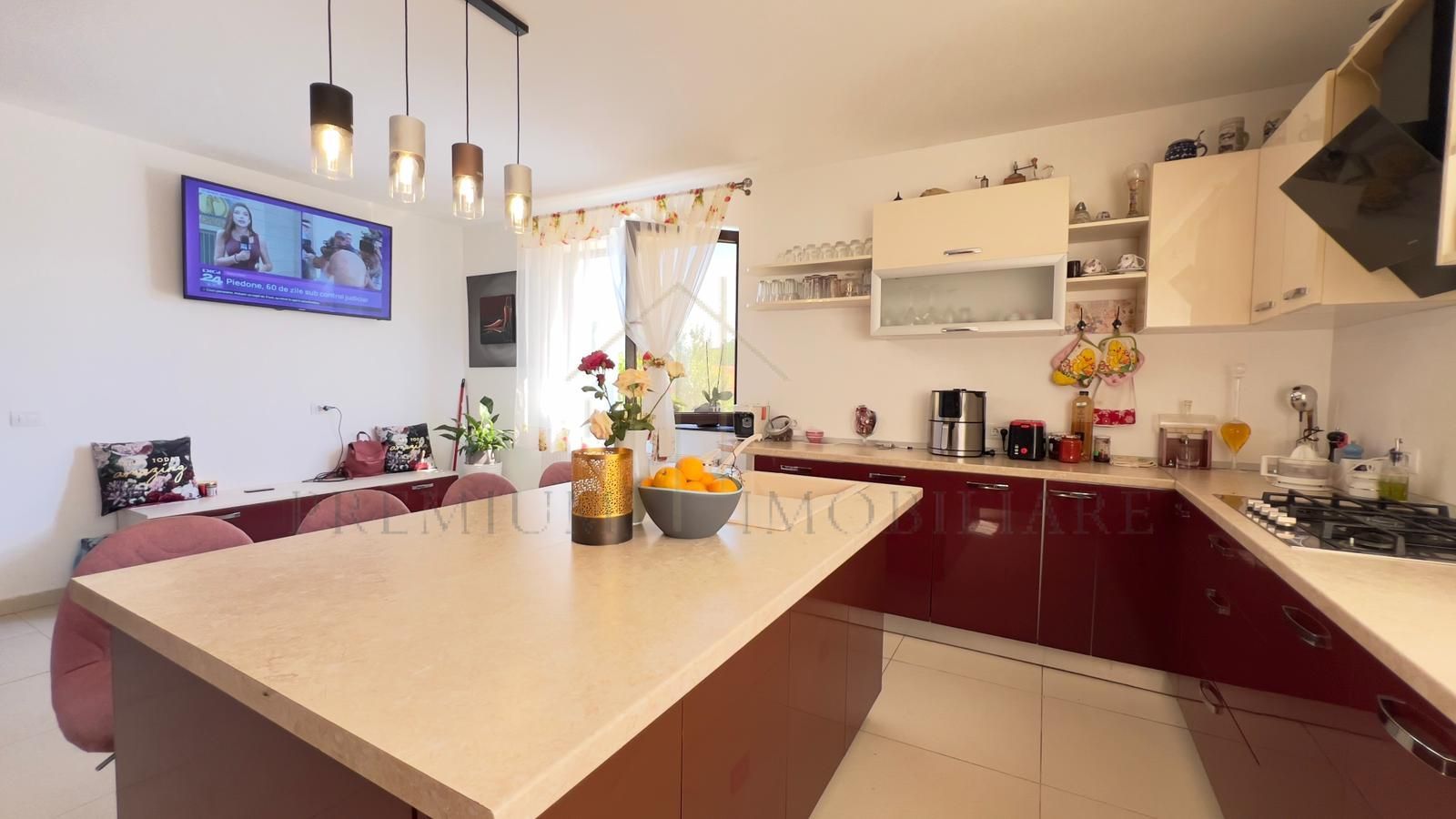 Vilă P+M cu teren de 4.200 mp – Onești - Poză 8