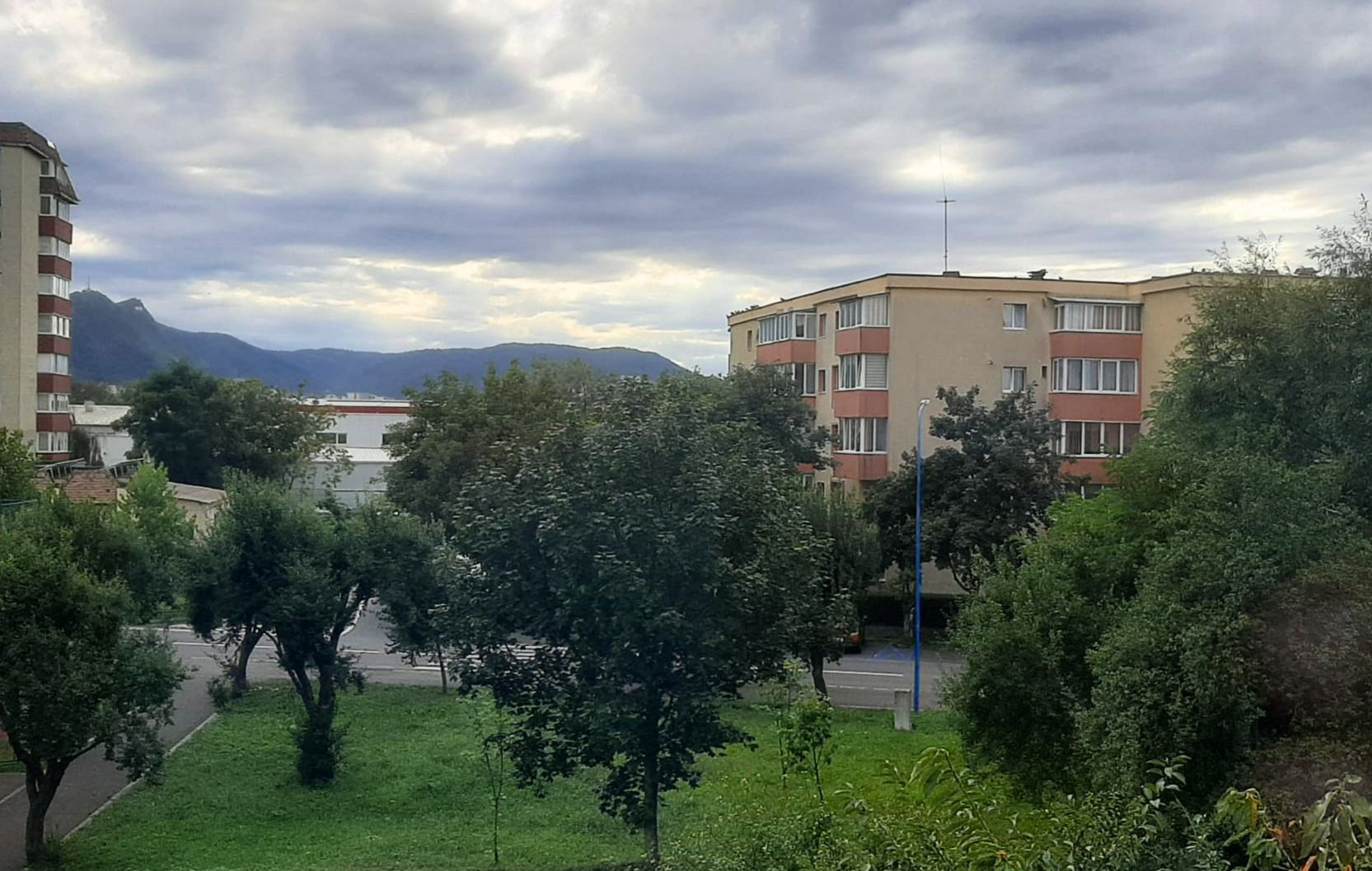 Apartament Renovat 2 Camere + Boxă 7 MP  Vedere Superbă spre Tâmpa - Poză 3