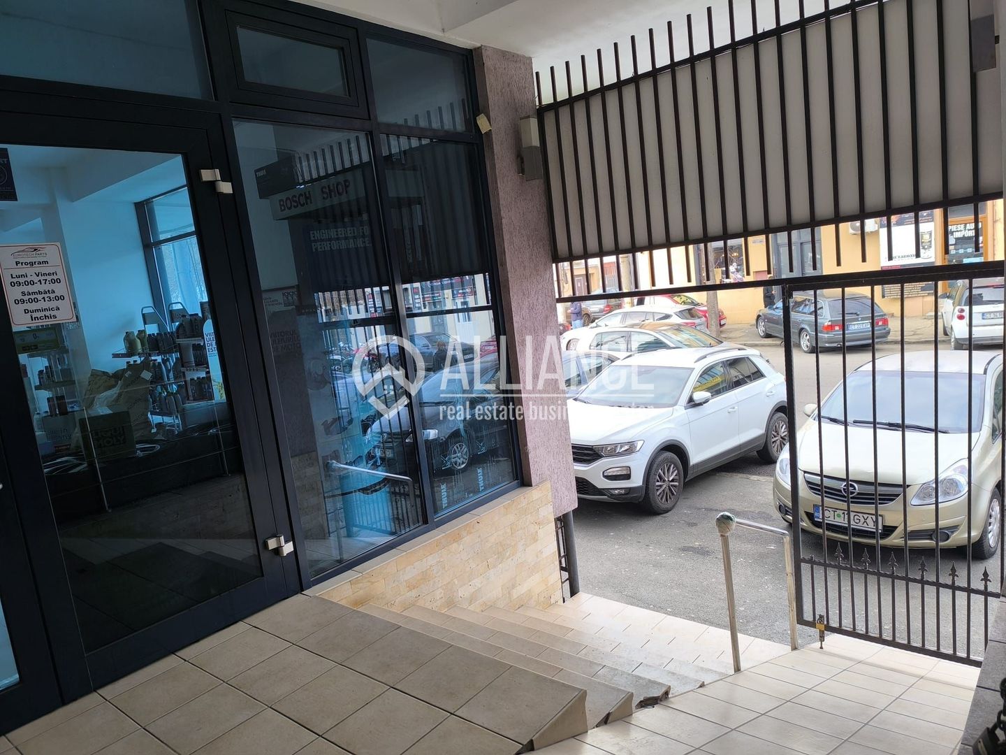 CENTRU ATELIERELOR - Spatiu comercial cu suprafata vitrata mare ! - Poză 4