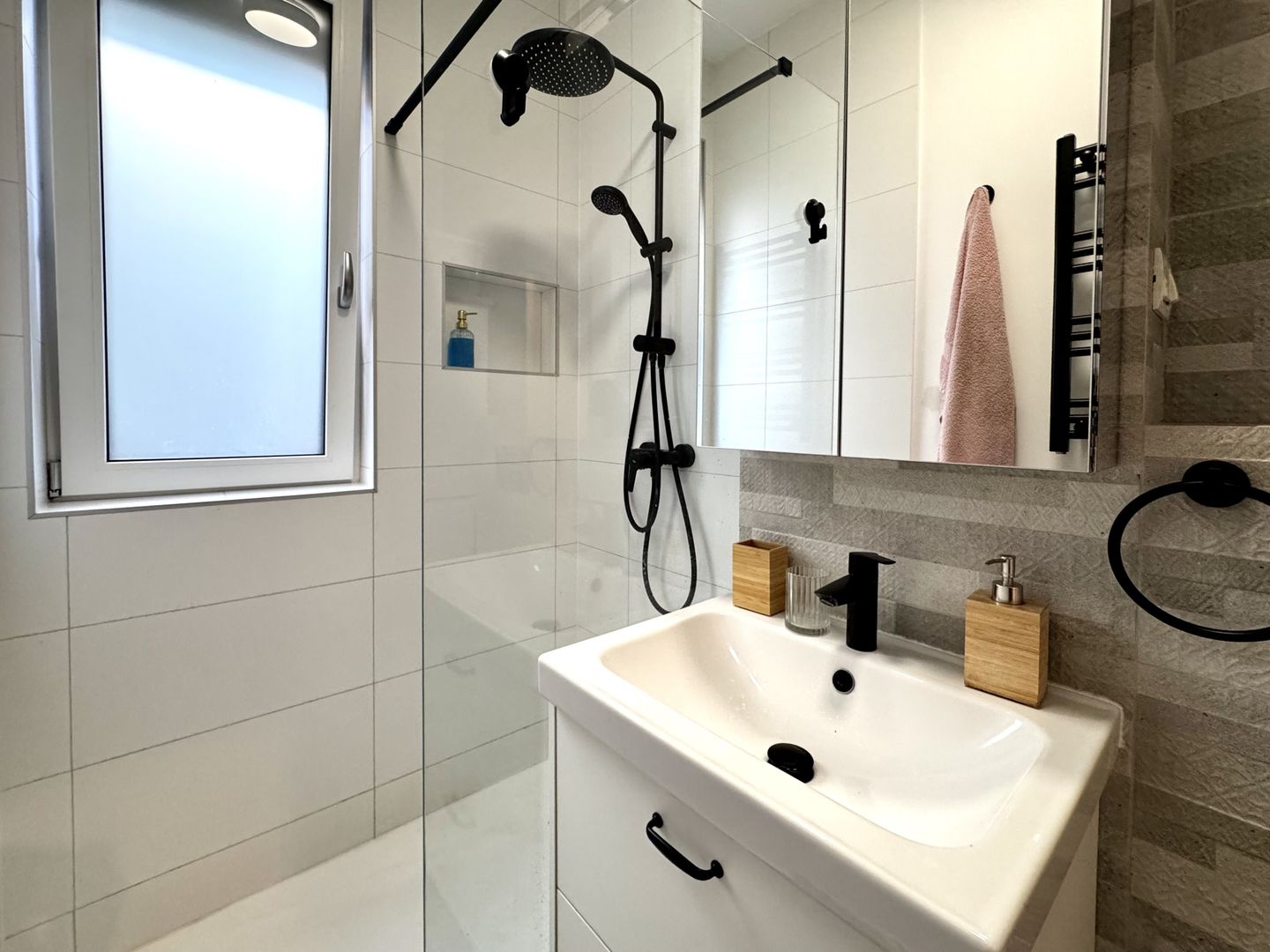 Apartament cu 2 camere, la prima închiriere, primitor si elegant - Poză 18
