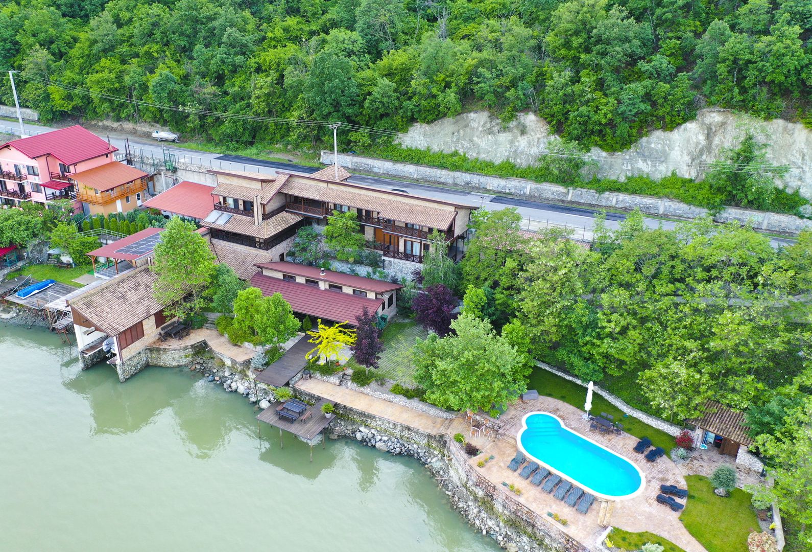 Pensiune de Lux pe Malul Dunării în Dubova - Poză 26