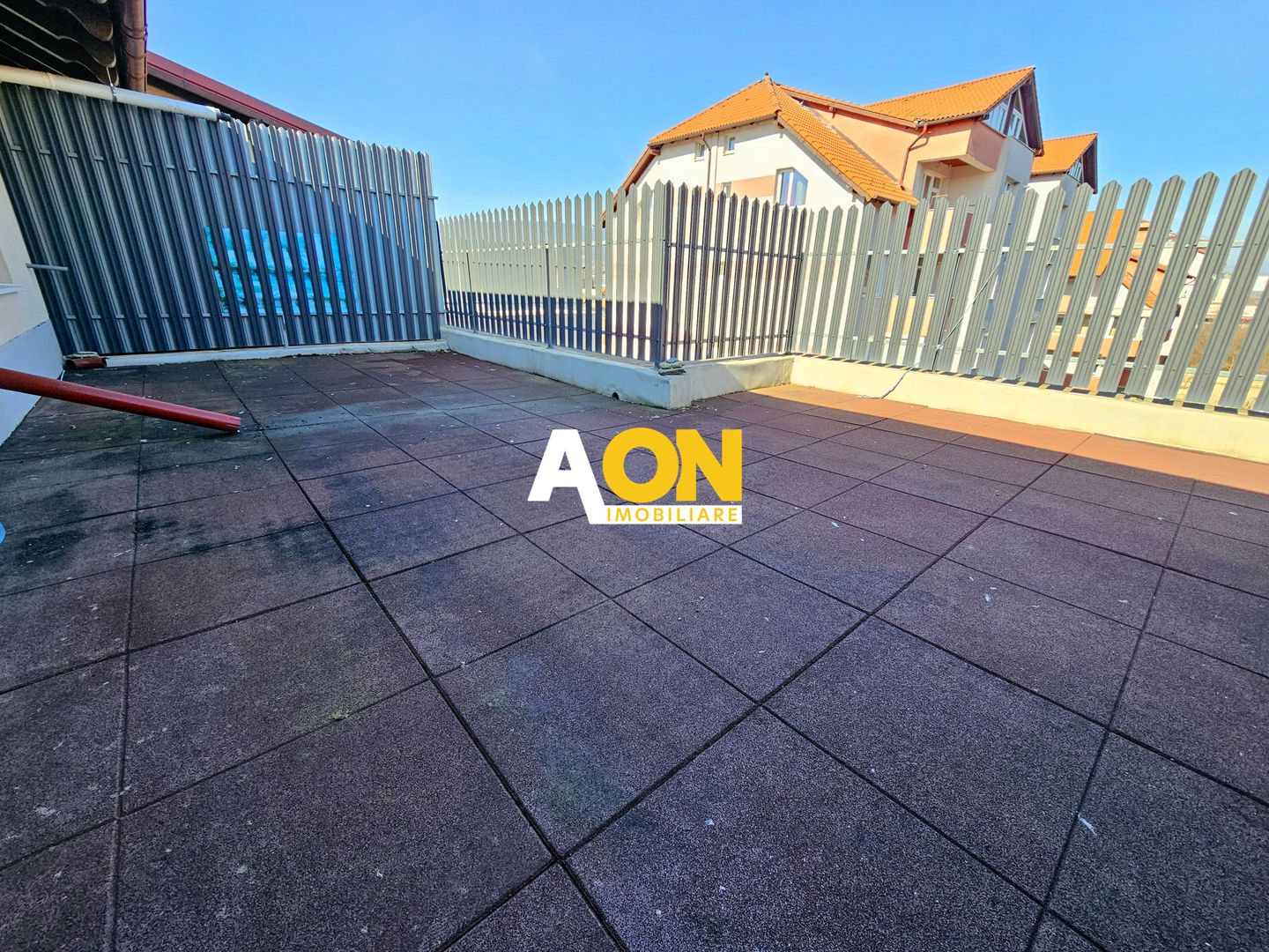 Penthouse ultracentral pe două niveluri, panouri solare, terasă, boxă - Poză 12