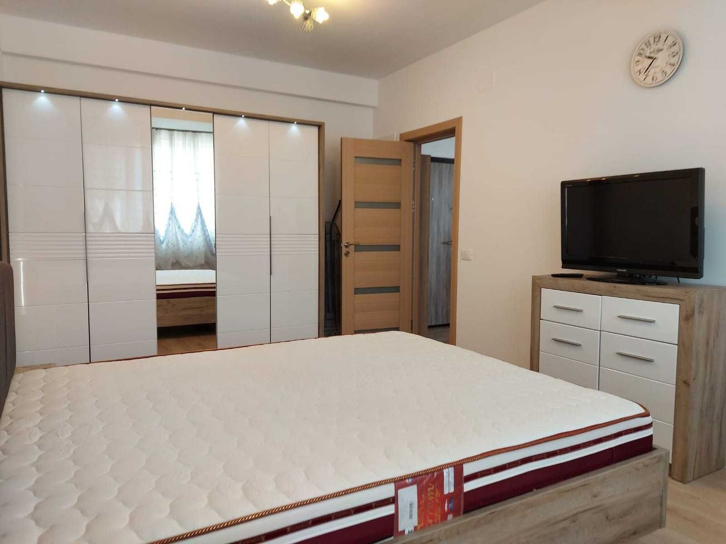 APARTAMENT 2 CAMERE – ZONA SCAFANDRI – VEDERE SUPERBĂ CĂTRE PORT - Poză 2