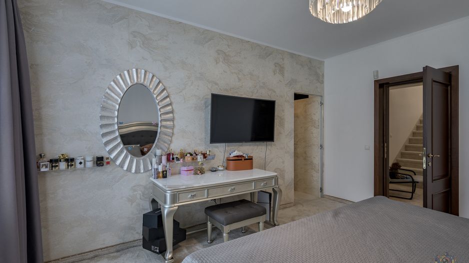 Vilă renovată P+1+M  | Foișor vitrat, grădină și jacuzzi - Poză 21
