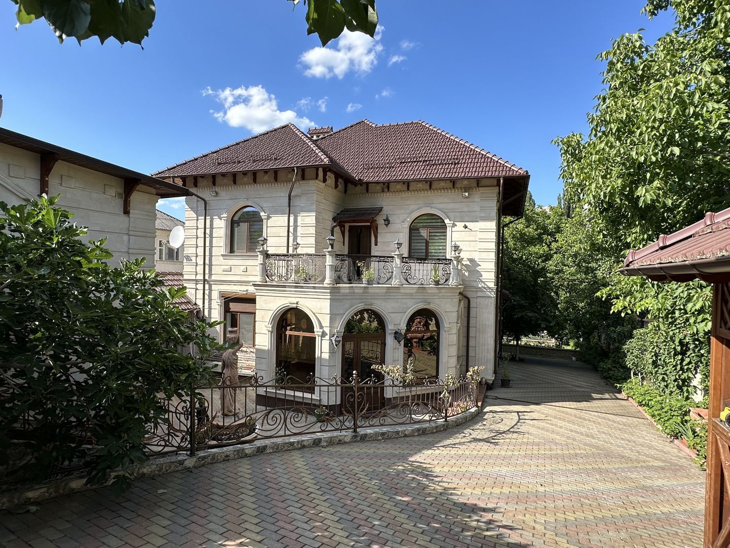 Casă în Buiucani, de vânzare, cu suprafața de 338m2. Pe teren de 14 ari. - Poză 1