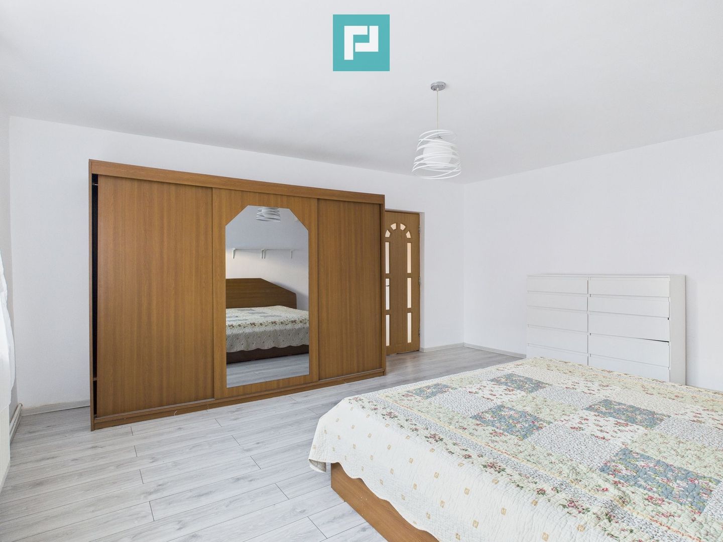 Casă spațioasă cu 4 camere în Vladimirescu - Poză 11