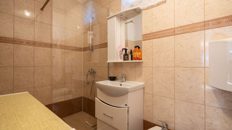 Casa cu 300 mp de teren , acces auto si dublu front in Nufarul - Poză 9