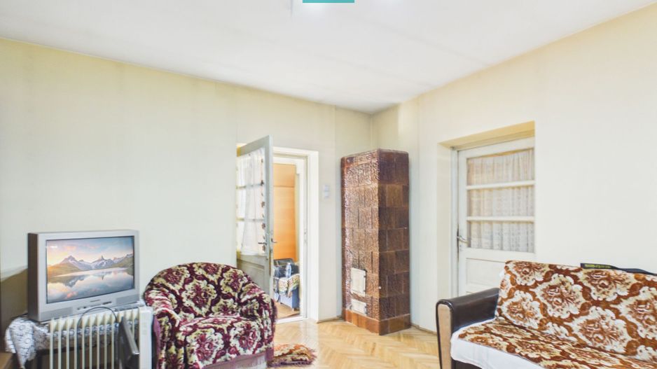 Casa în Cuvin la poalele dealului - Poză 8