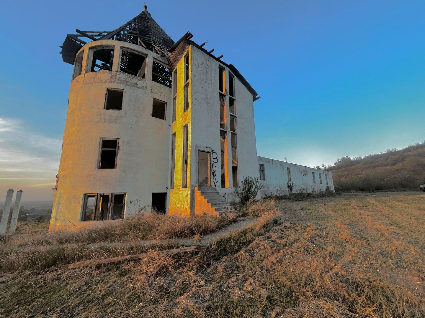 Castel cu vedere panoramică pe dealul Șiriei - Poză 9