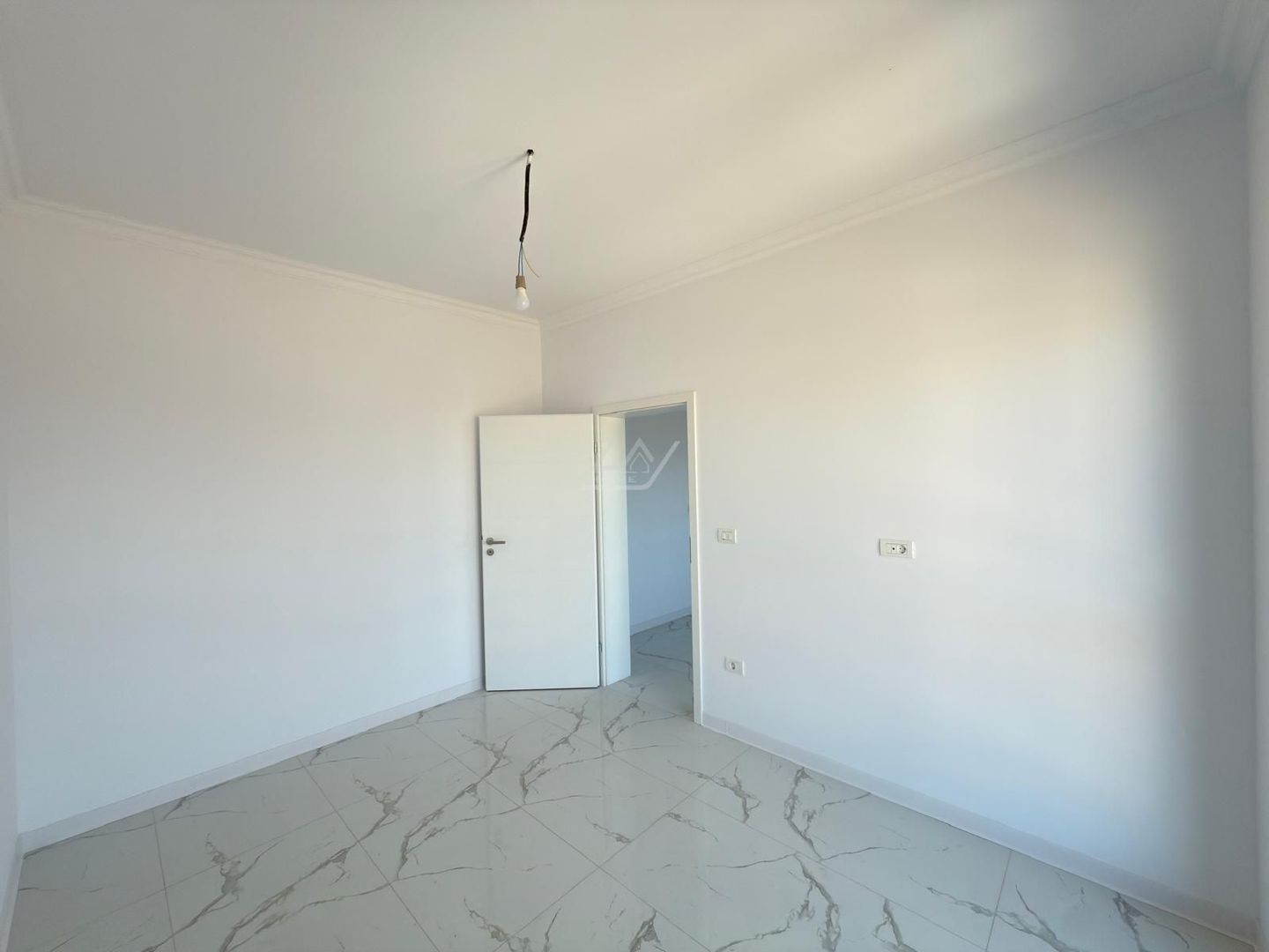 Etaj 1. Loc de parcare. Asfalt. - Poză 9